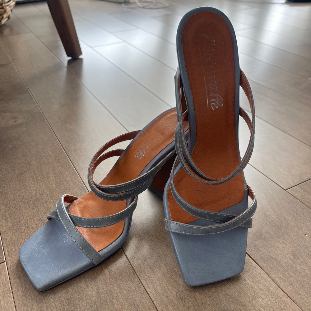 L’intervalle blue sandal heels